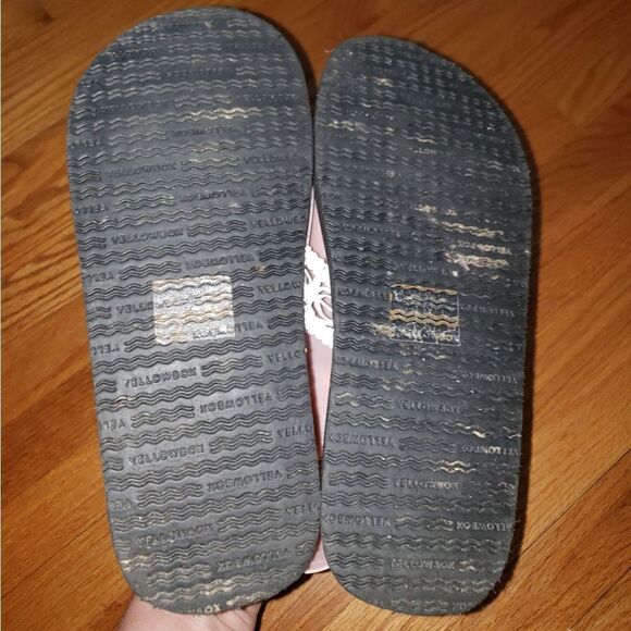 Yellow box white flip flops - Picture 5 of 6